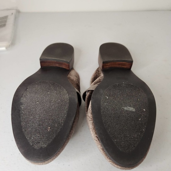 Bella Vita Women's Bab's Mule 6.5 Taupe Embossed Velvet - Picture 8 of 9